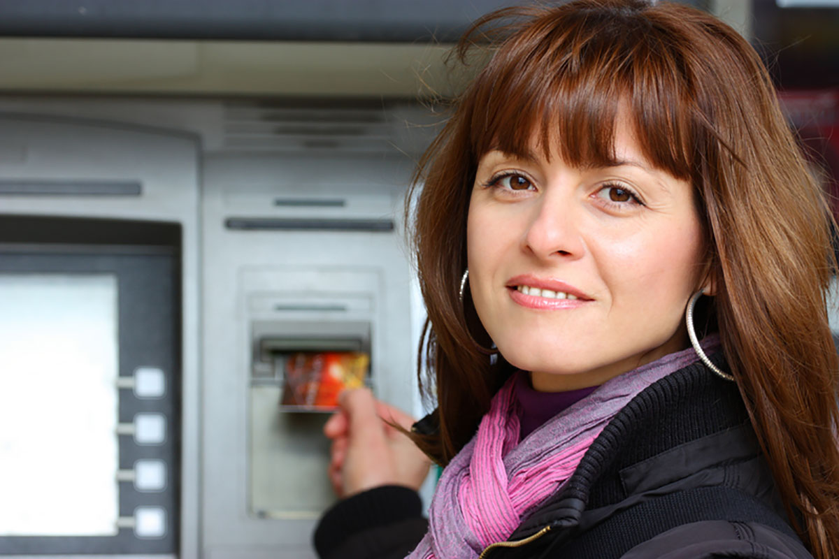 Går det an å få cashback, bonus, eller cashpoints på kontantuttak fra minibank eller bank i butikk?