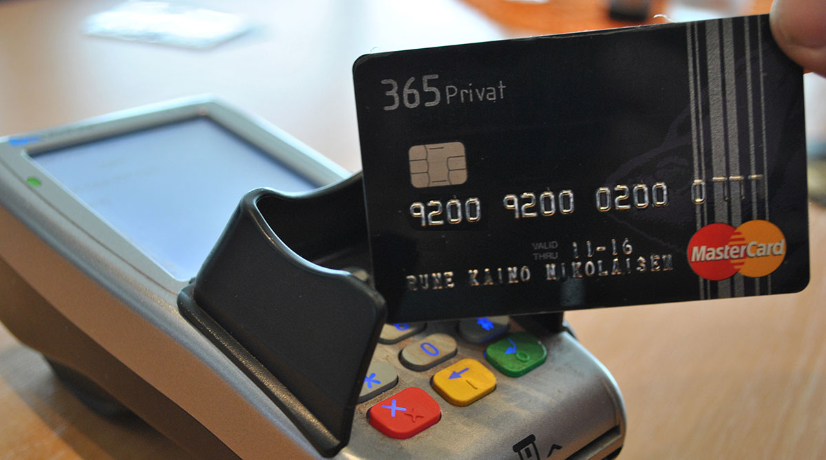 Kredittkort er et must når du skal på ferie, men det er gode grunner for å ha et kredittkort eller to tilgjengelig her hjemme også. Et av kredittkortene som kan skilte med rabatter på bensin er 365 Privat MasterCard.
